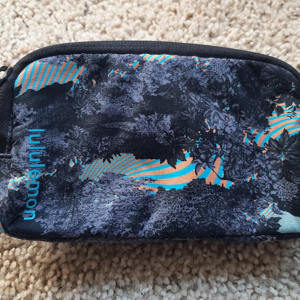 NEW LULULEMON MINI BELT BAG - RARE / NO LONGER SOLD